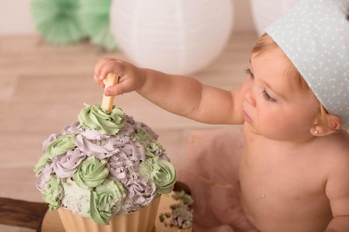 Foto con pastel de cumpleaños feliz o a