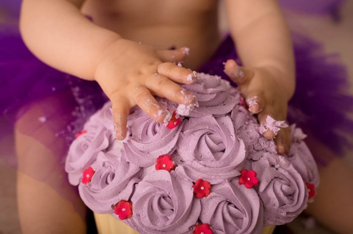 sesión de fotos primer cumpleaños fotografia de cake smash en barcelona sesiones cumpleaños terrassa