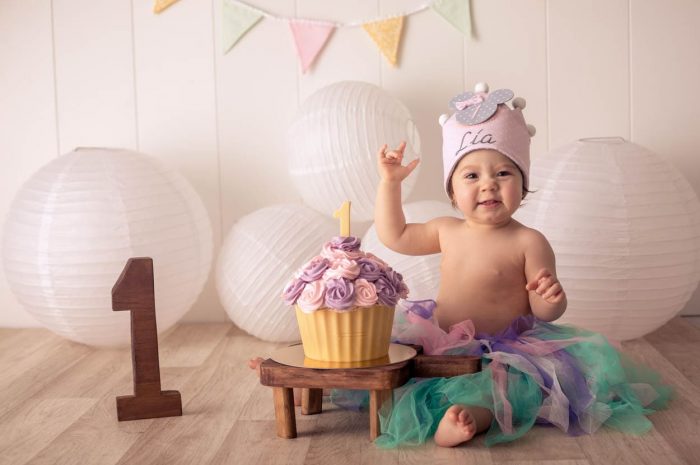 sesión de fotos primer cumpleaños fotografia de cake smash en barcelona sesiones cumpleaños terrassa fotos cumple