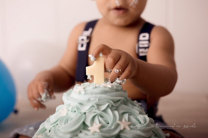 fotografia de cake smash en barcelona sesiones cumpleaños terrassa
