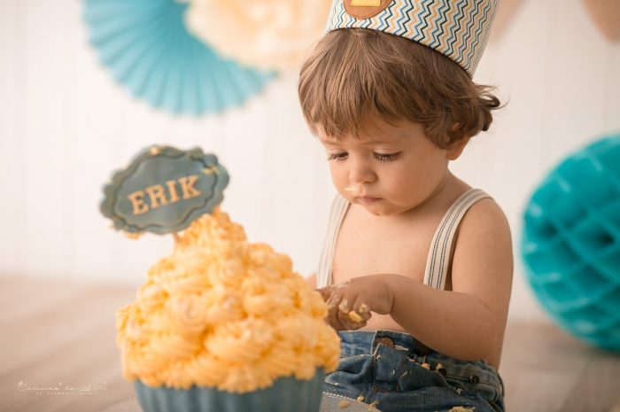 sesión de fotos primer cumpleaños fotografia de cake smash en barcelona sesiones cumpleaños terrassa