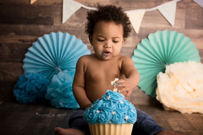sesión de fotos primer cumpleaños fotografia de cake smash en barcelona sesiones cumpleaños terrassa