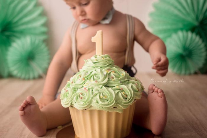 sesión de fotos primer cumpleaños fotografia de cake smash en barcelona sesiones cumpleaños terrassa