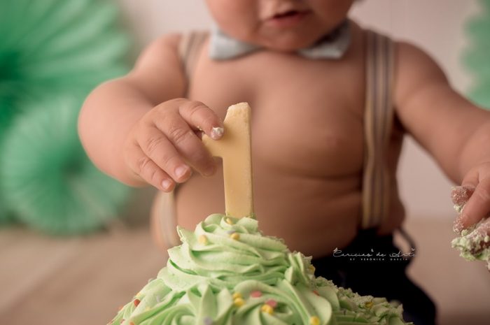sesión de fotos primer cumpleaños fotografia de cake smash en barcelona sesiones cumpleaños terrassa